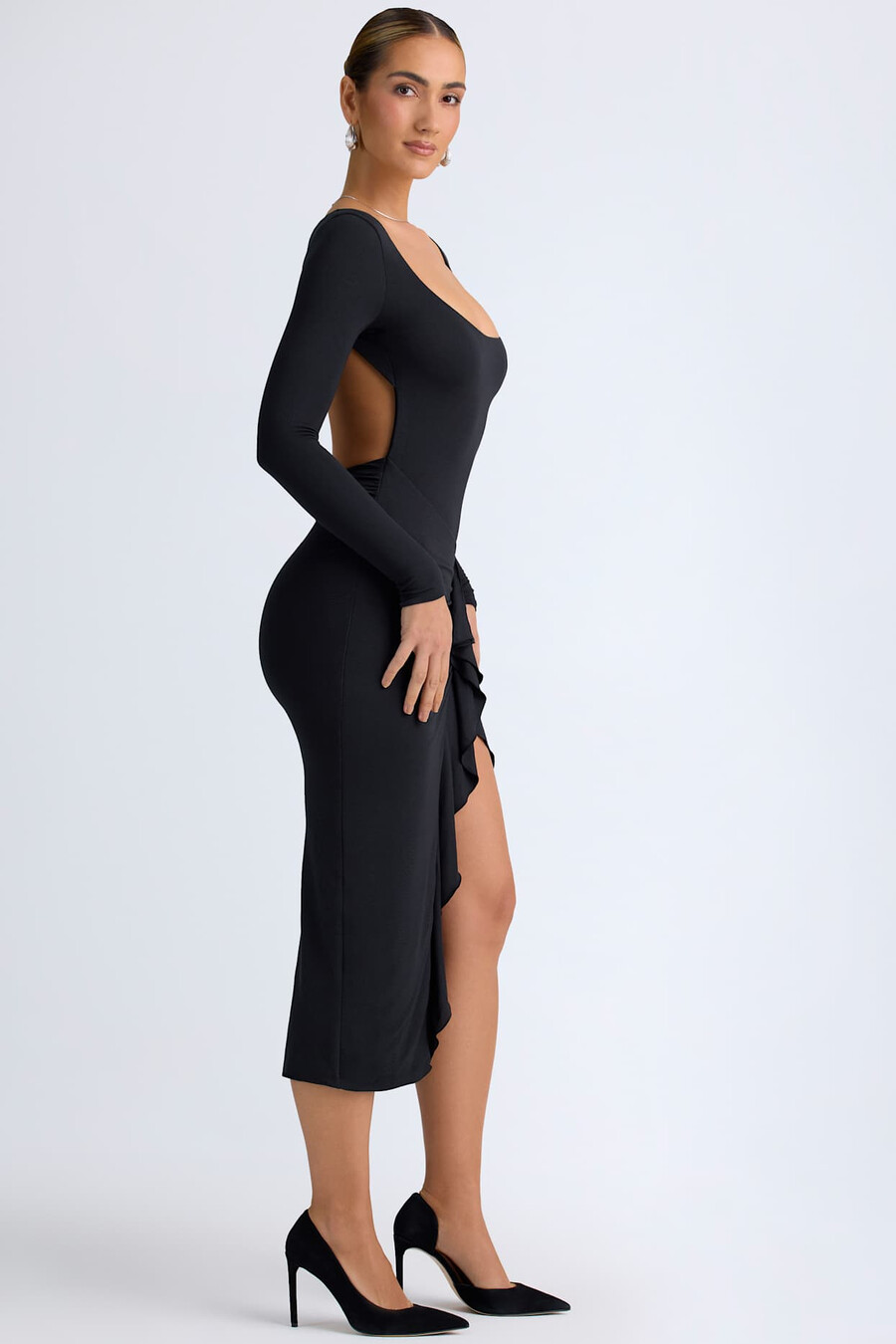 vestido midi com babados em modal na cor preta.