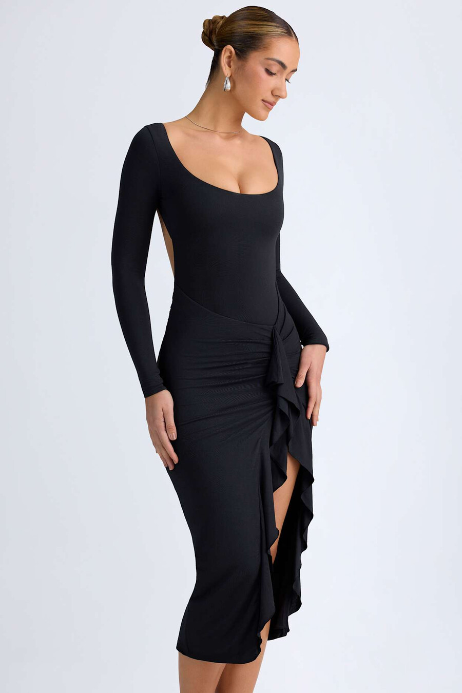 vestido midi com babados em modal na cor preta.