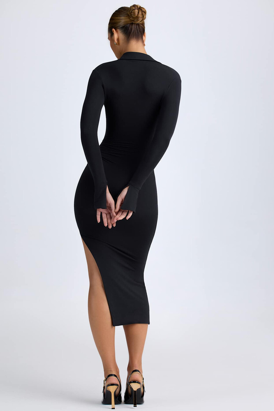 vestido midi com decote em v profundo em modal na cor preta.
