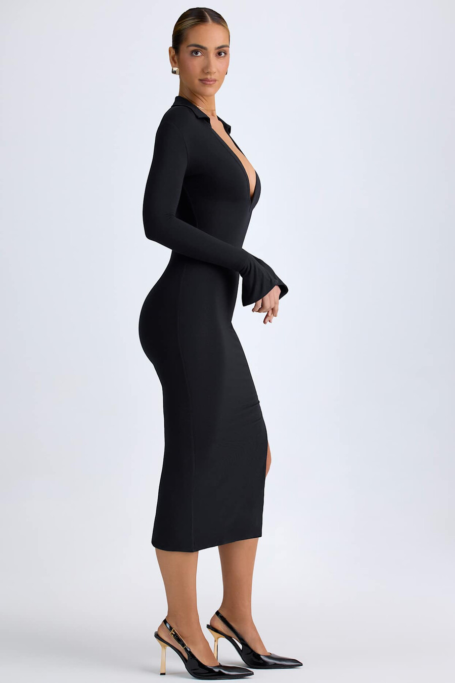 vestido midi com decote em v profundo em modal na cor preta.