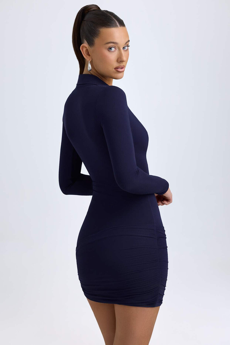 vestido curto modal com decote em v profundo na cor azul marinho.