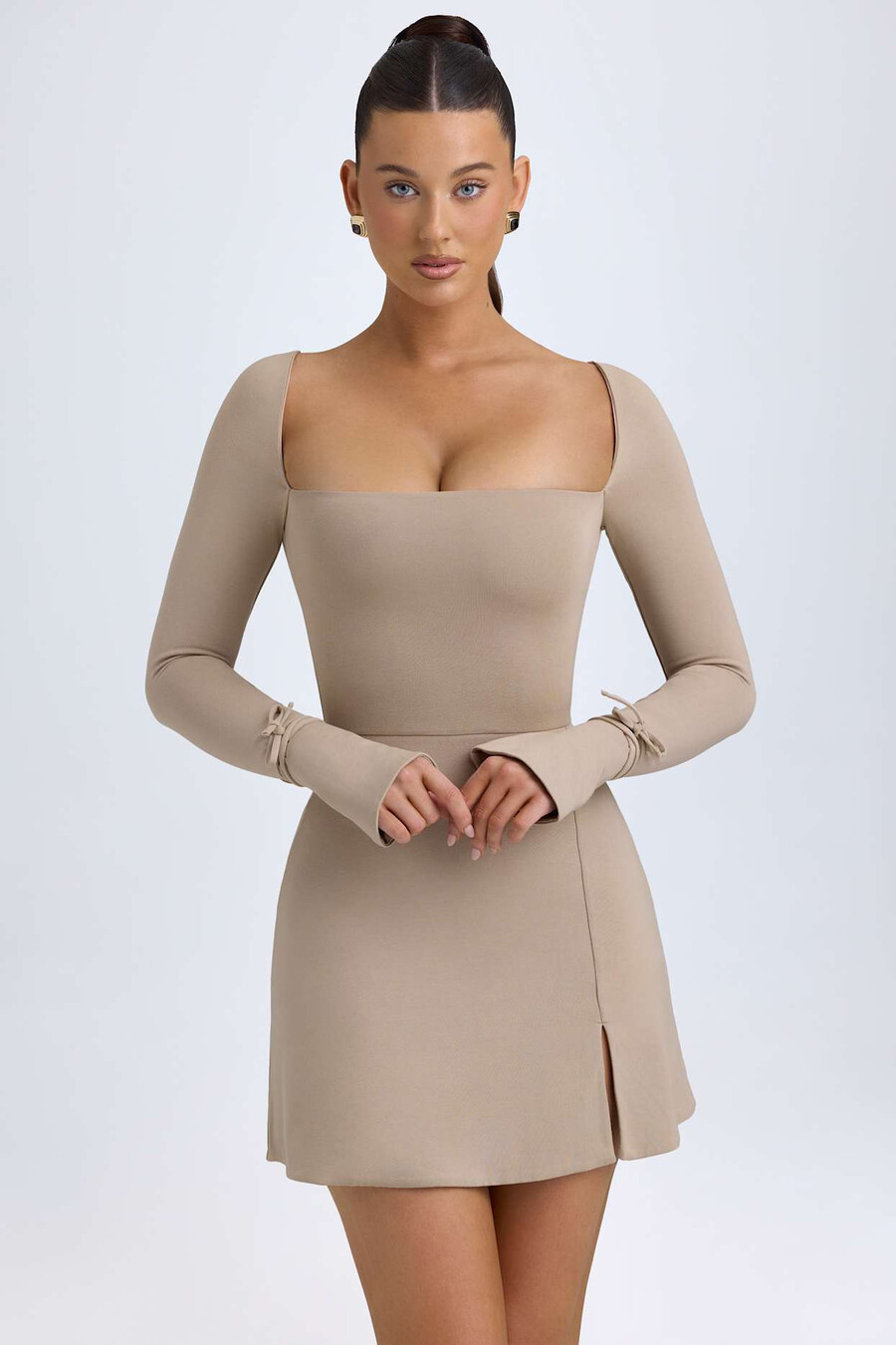 vestido curto evasê com decote quadrado em modal na cor taupe.