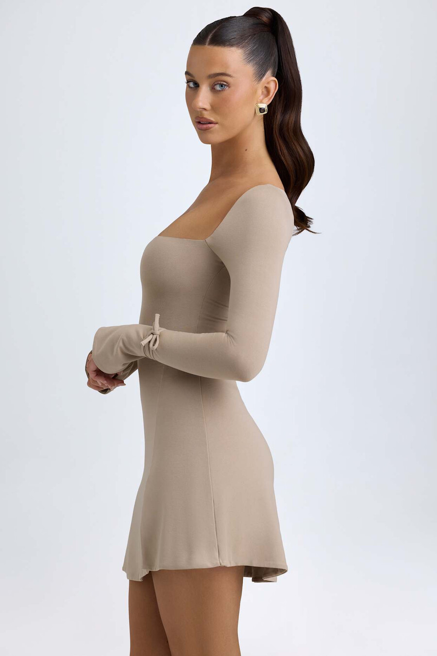 vestido curto evasê com decote quadrado em modal na cor taupe.