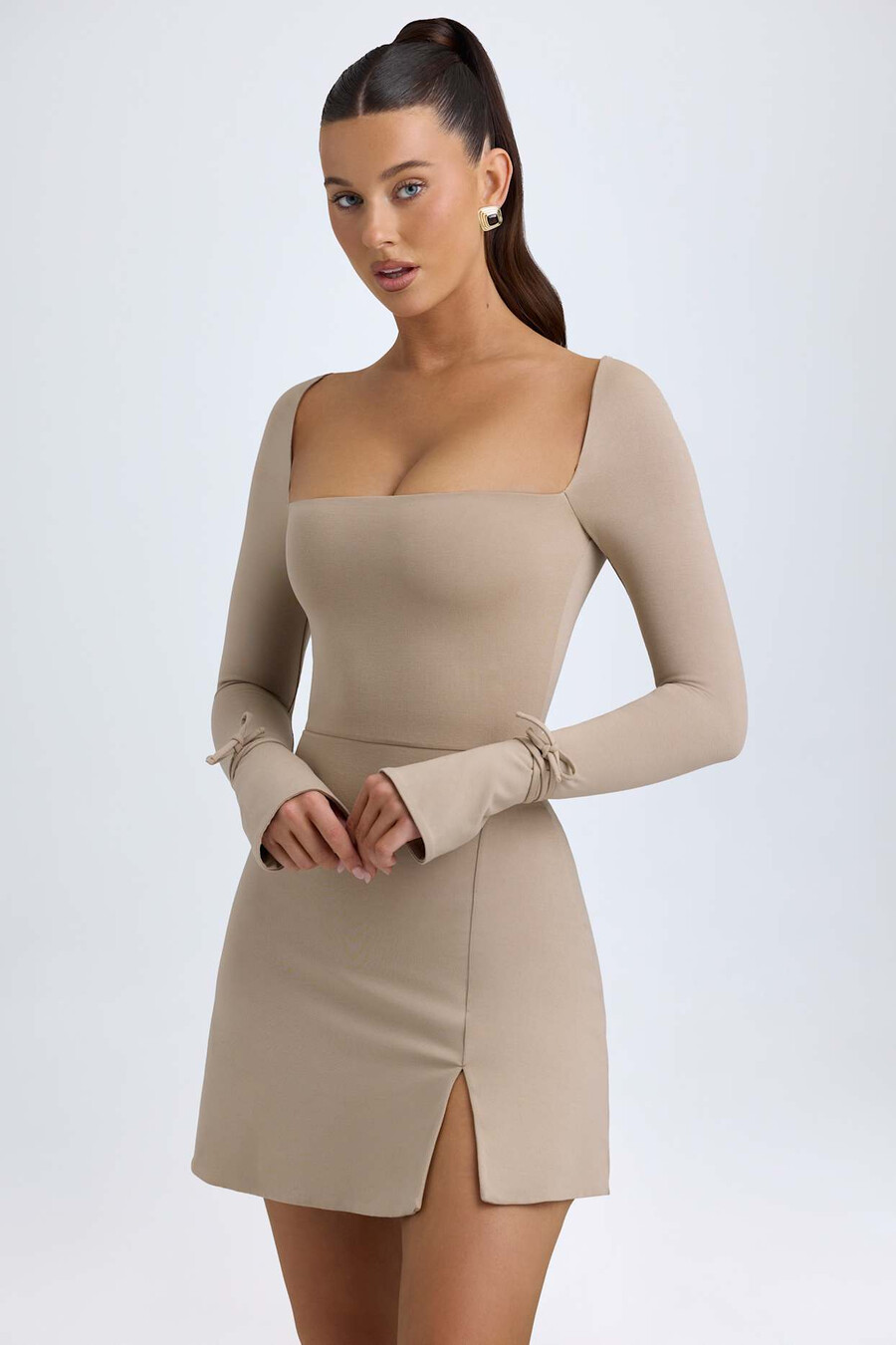 vestido curto evasê com decote quadrado em modal na cor taupe.