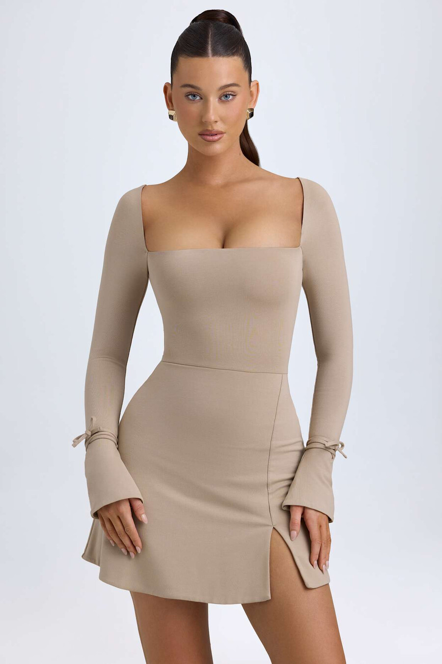 vestido curto evasê com decote quadrado em modal na cor taupe.