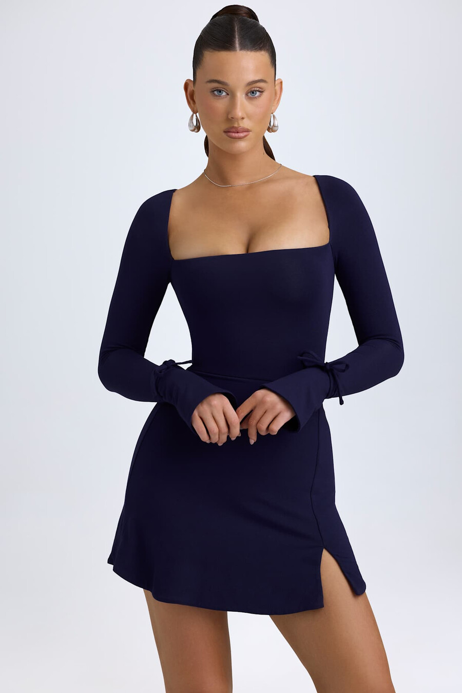 vestido curto evasê com decote quadrado em modal na cor azul marinho.