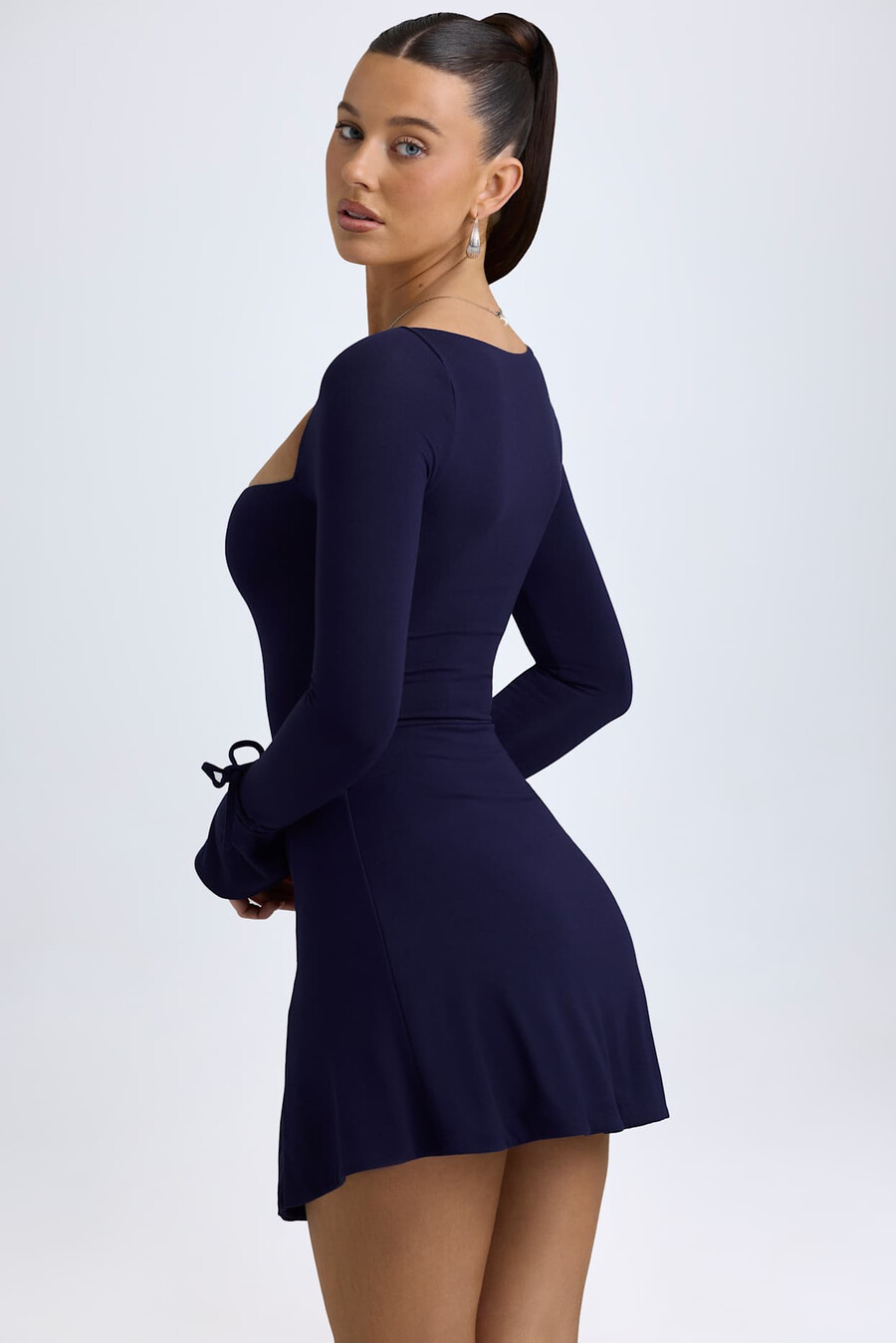 vestido curto evasê com decote quadrado em modal na cor azul marinho.