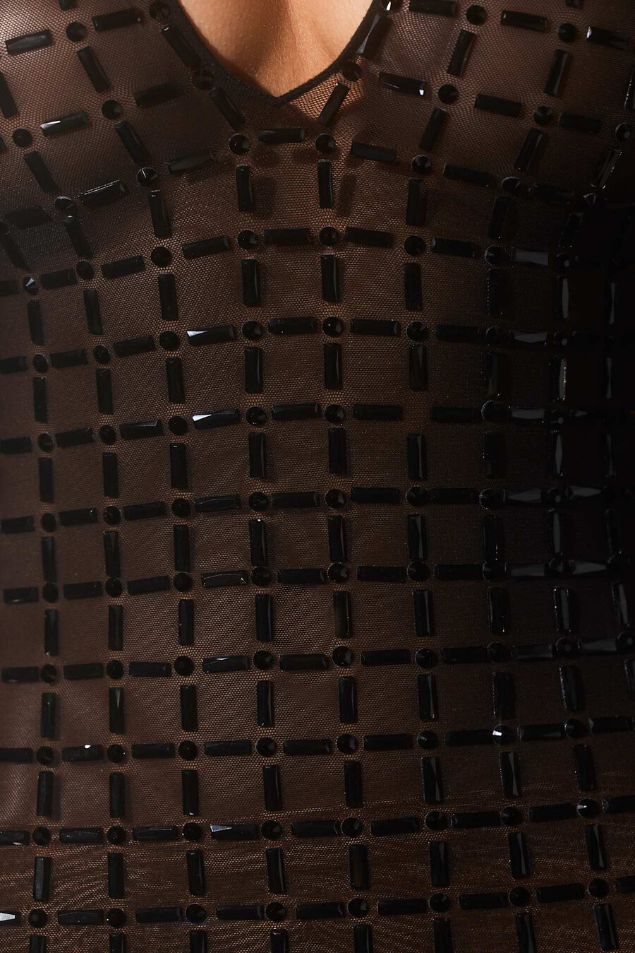vestido curto preto com recortes e aplicações.