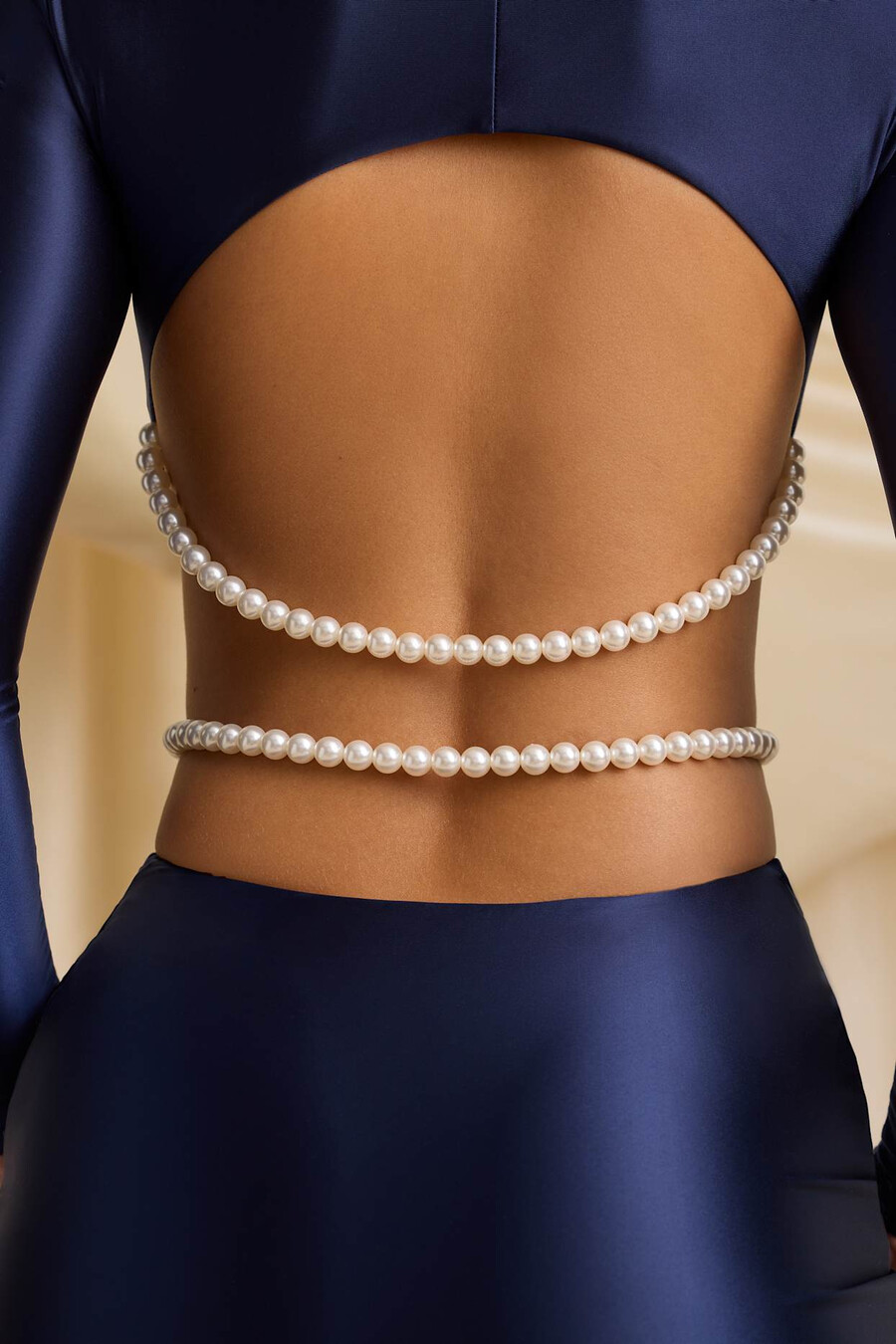 vestido longo com recortes e detalhes em pérola na cor azul marinho.