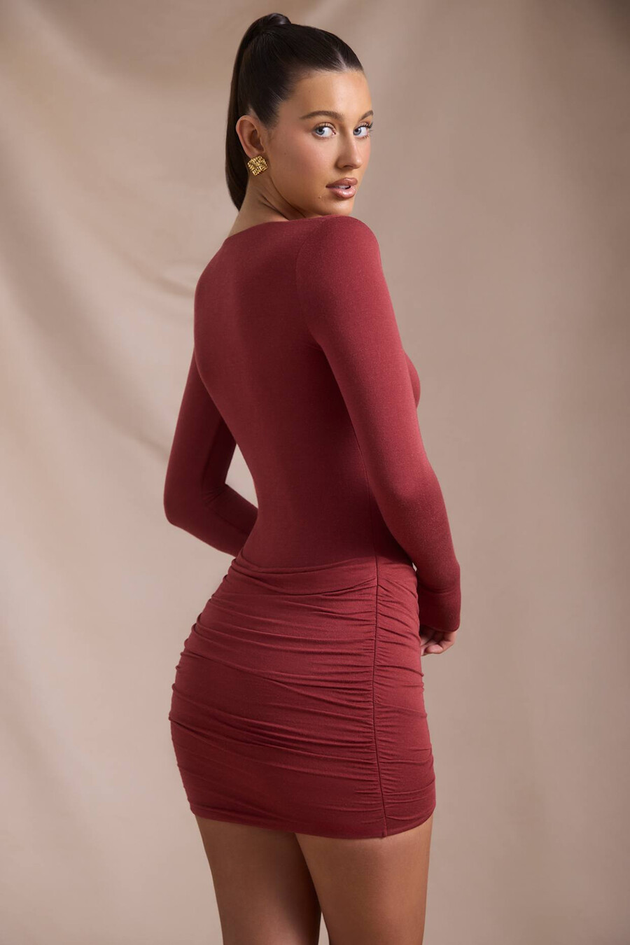 vestido curto de manga comprida drapeado em mistura de modal e cashmere na cor vermelho tijolo.
