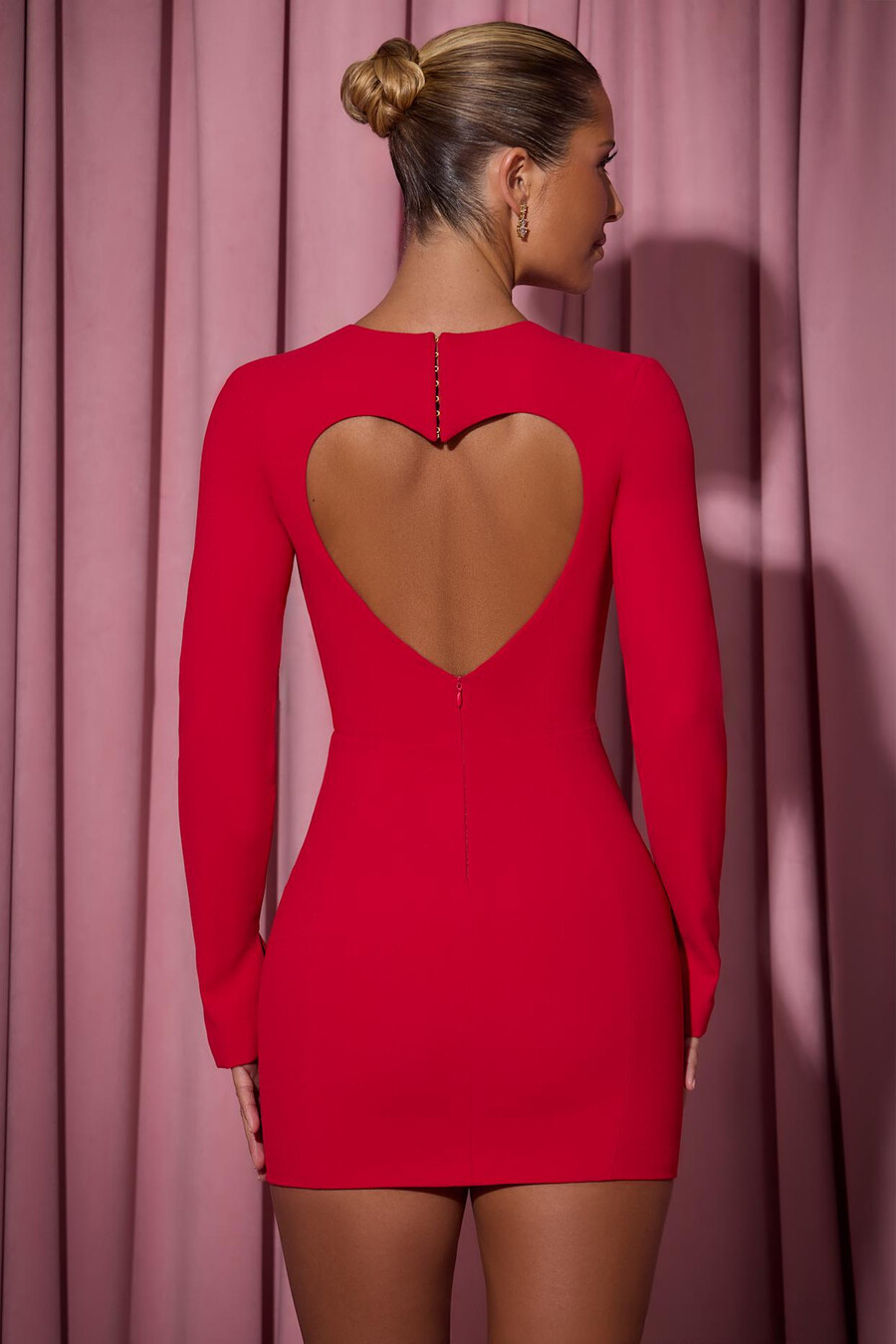vestido curto justo com recorte em formato de coração na cor vermelha.