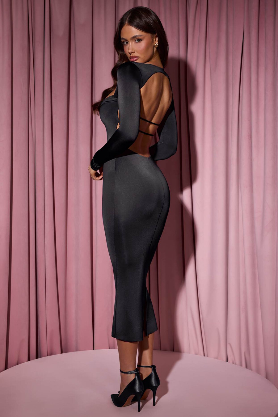 vestido midi de manga comprida com gola drapeada na cor preta.