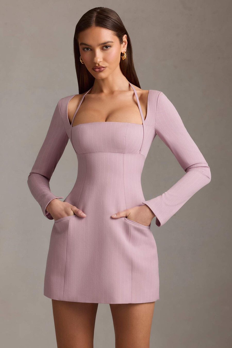 vestido curto estruturado em linha a com risca de giz na cor malva.