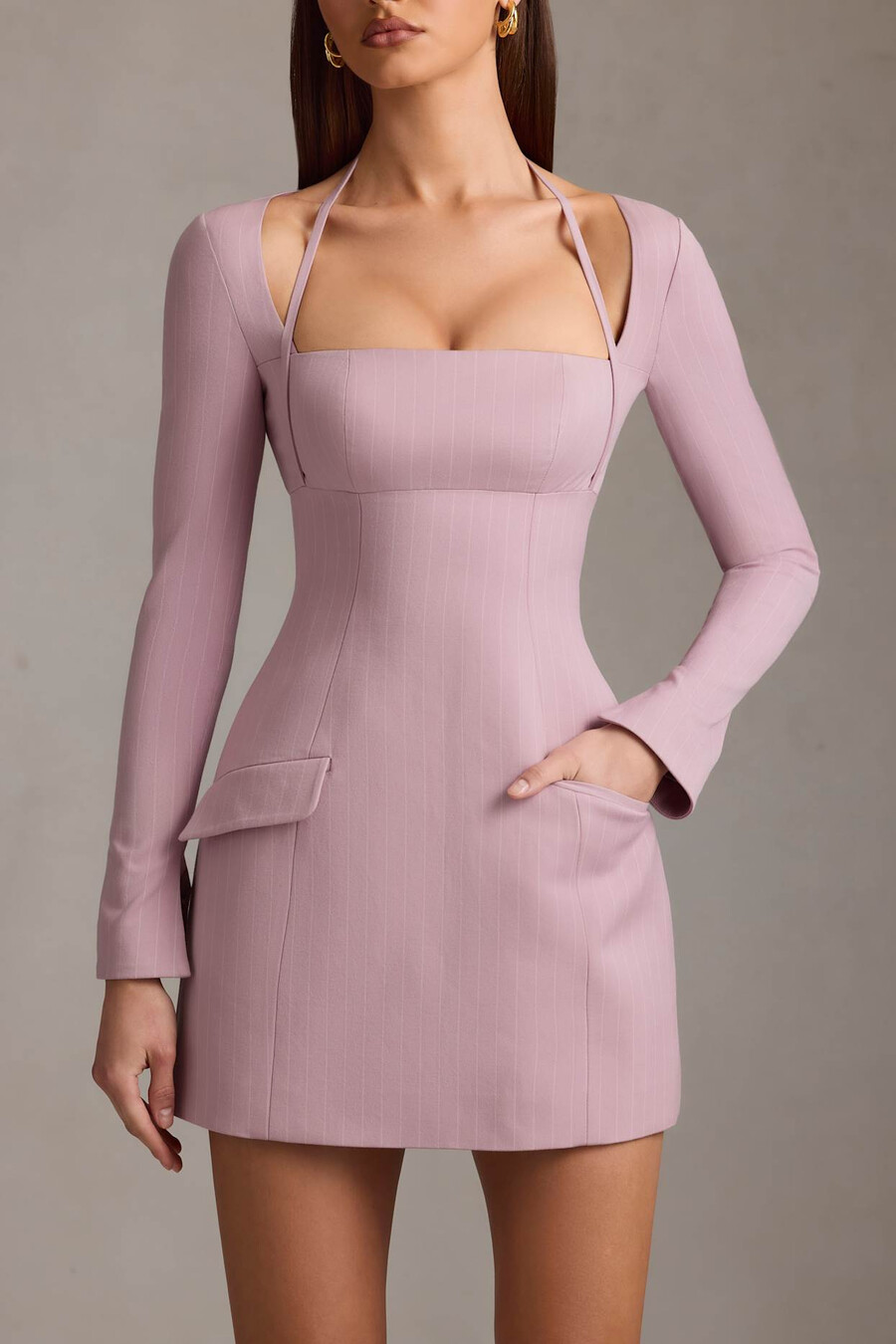 vestido curto estruturado em linha a com risca de giz na cor malva.