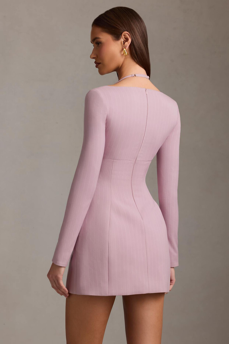 vestido curto estruturado em linha a com risca de giz na cor malva.
