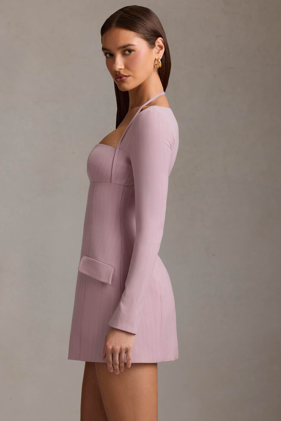 vestido curto estruturado em linha a com risca de giz na cor malva.
