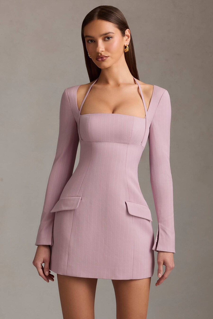 vestido curto estruturado em linha a com risca de giz na cor malva.