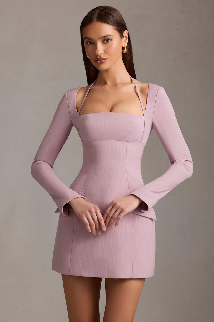 vestido curto estruturado em linha a com risca de giz na cor malva.