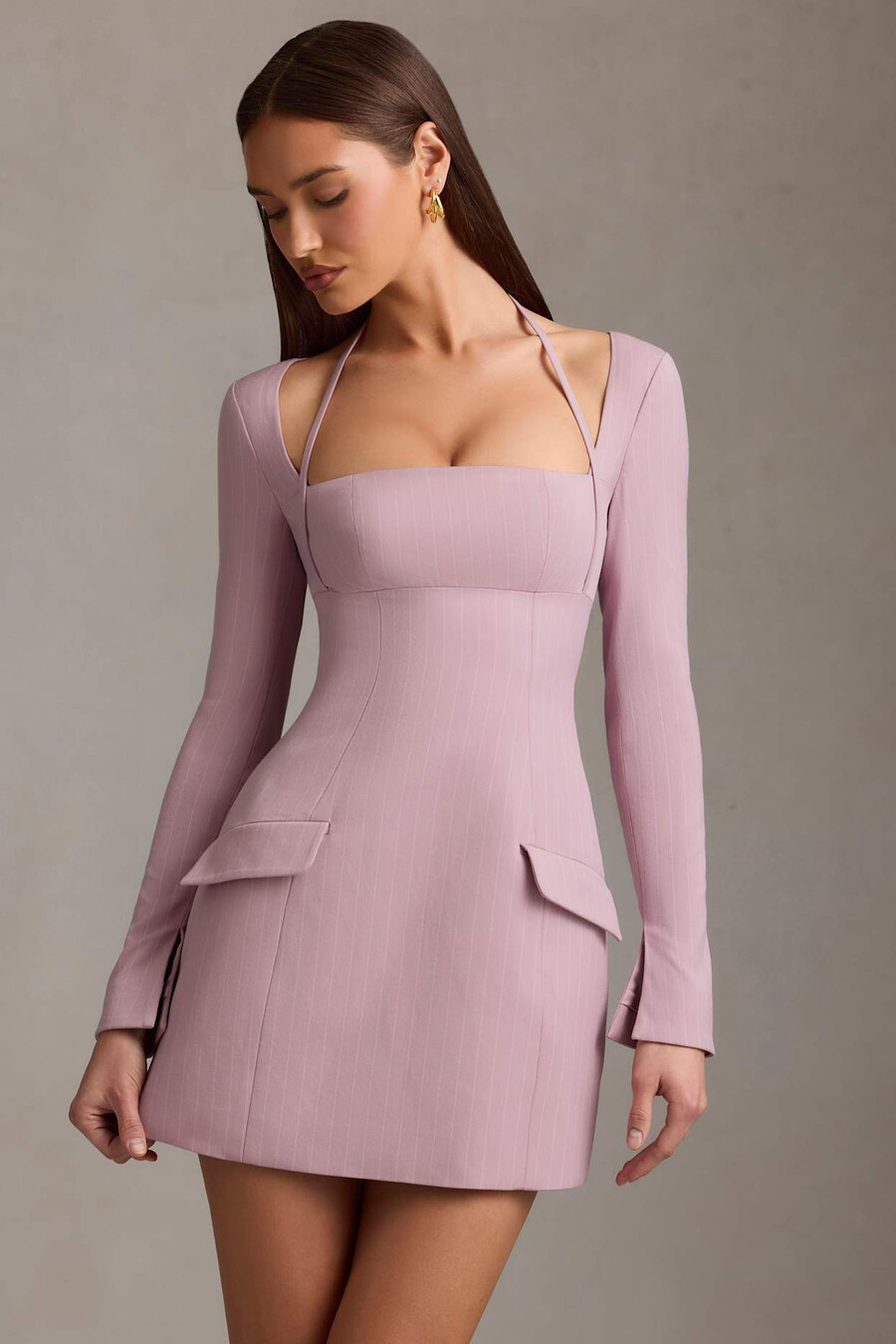 vestido curto estruturado em linha a com risca de giz na cor malva.