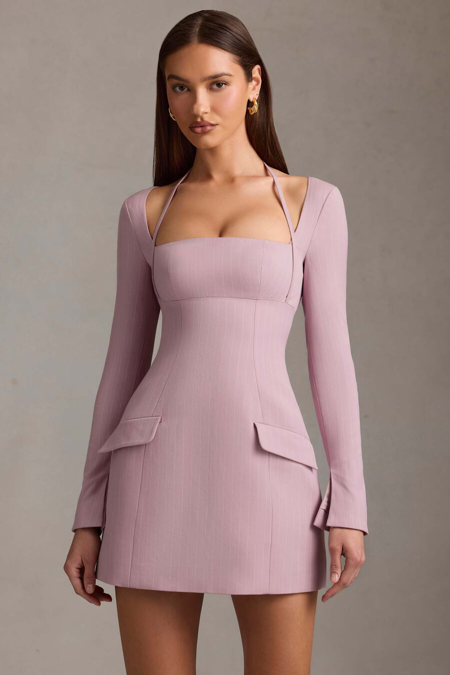 vestido curto estruturado em linha a com risca de giz na cor malva.