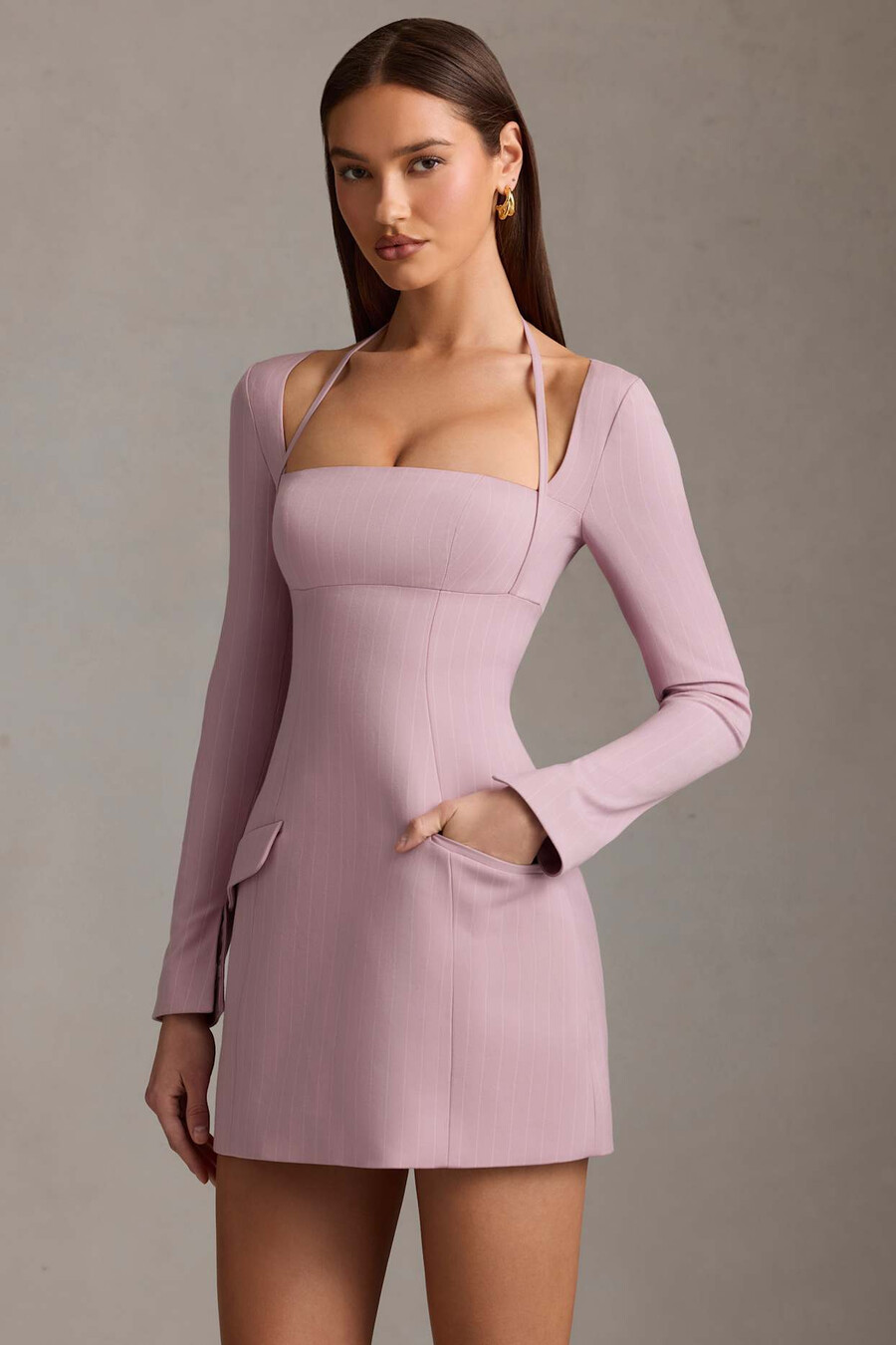 vestido curto estruturado em linha a com risca de giz na cor malva.