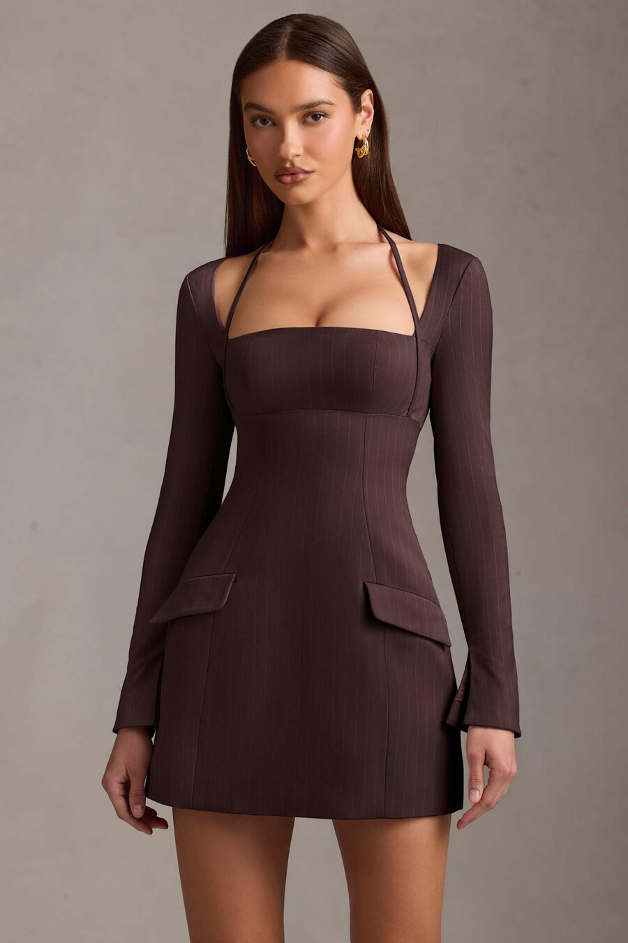 vestido curto estruturado em linha a com risca de giz na cor marrom chocolate