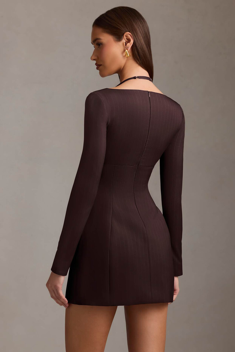 vestido curto estruturado em linha a com risca de giz na cor marrom chocolate