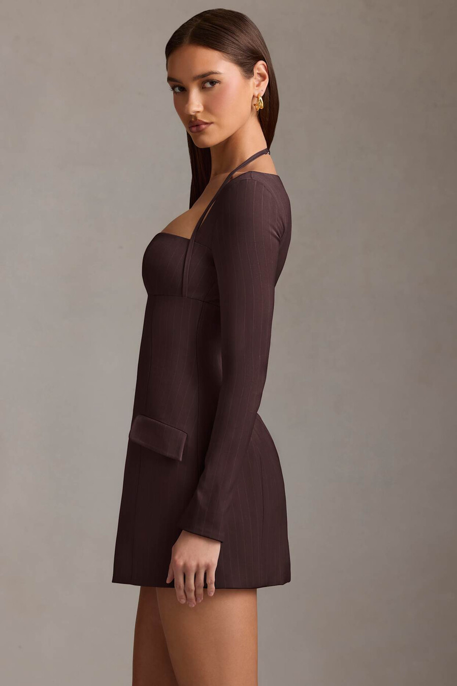 vestido curto estruturado em linha a com risca de giz na cor marrom chocolate