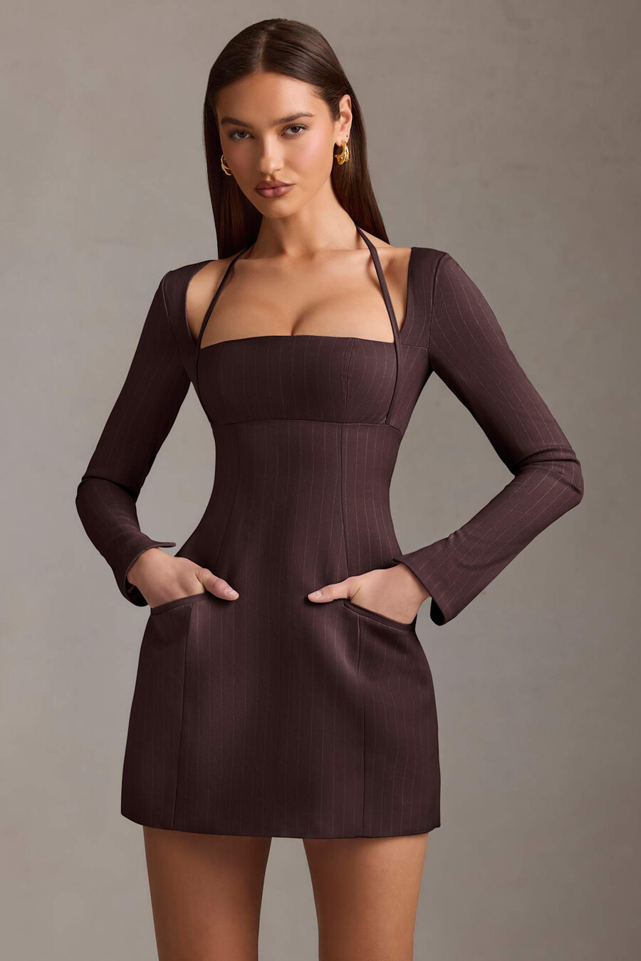vestido curto estruturado em linha a com risca de giz na cor marrom chocolate