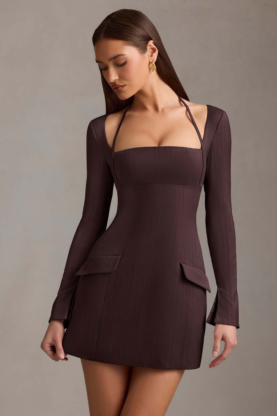 vestido curto estruturado em linha a com risca de giz na cor marrom chocolate