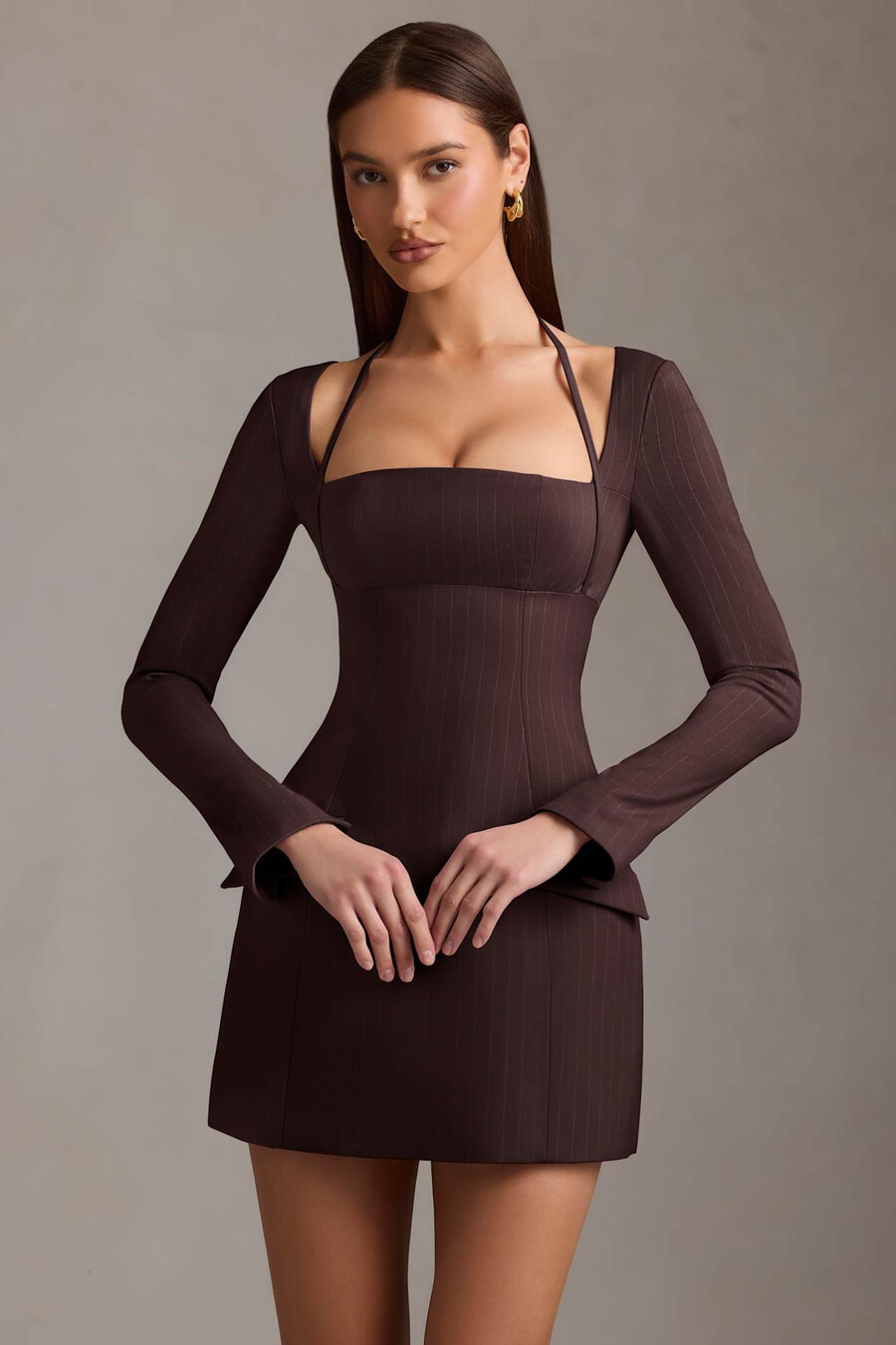 vestido curto estruturado em linha a com risca de giz na cor marrom chocolate