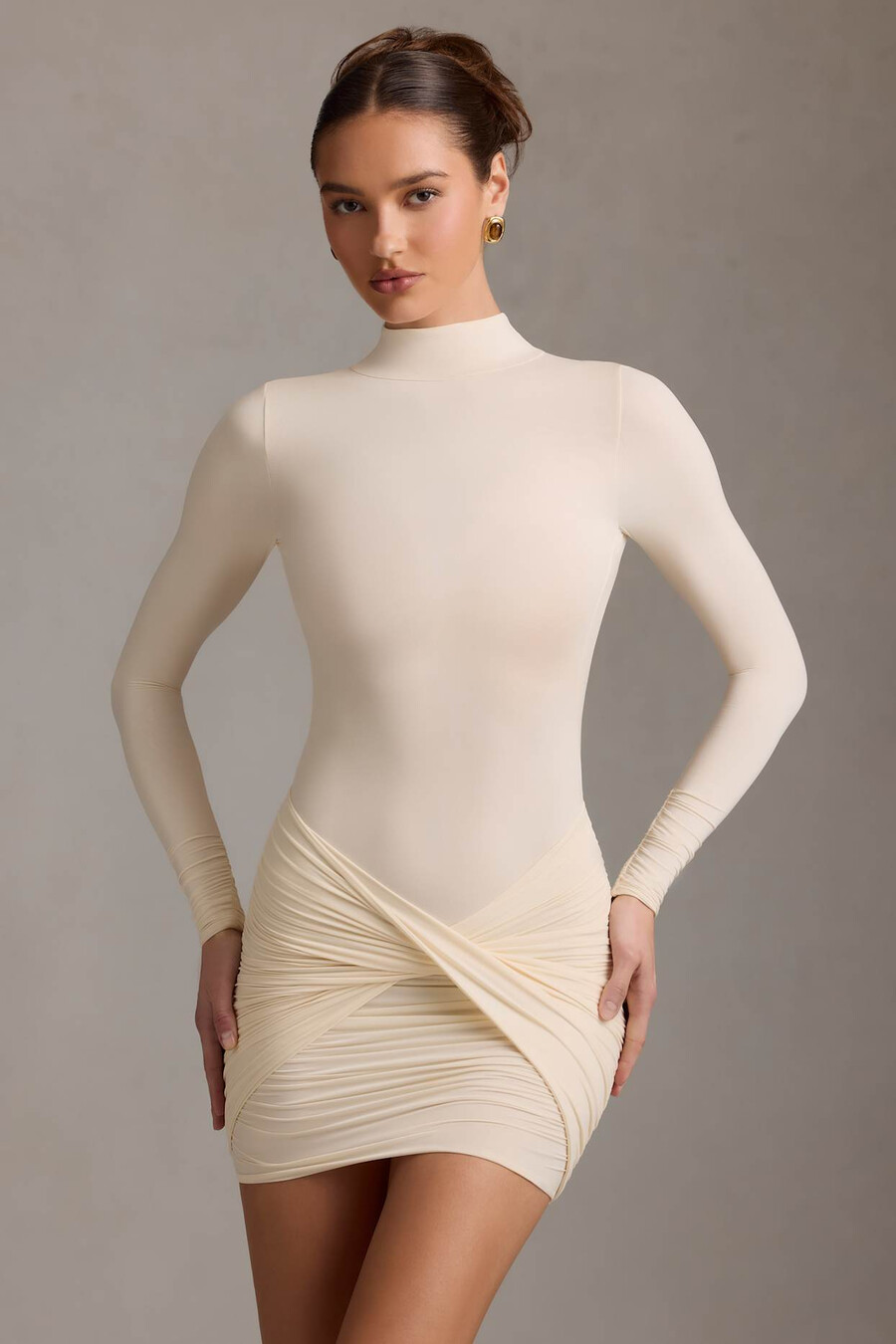 vestido curto de gola alta com decote nas costas e franzido na cor marfim