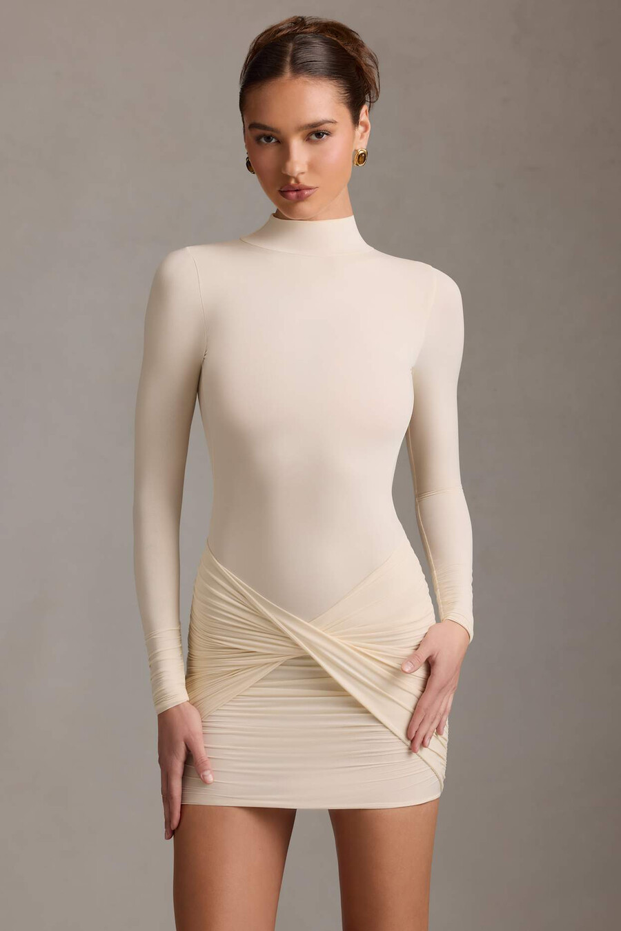 vestido curto de gola alta com decote nas costas e franzido na cor marfim