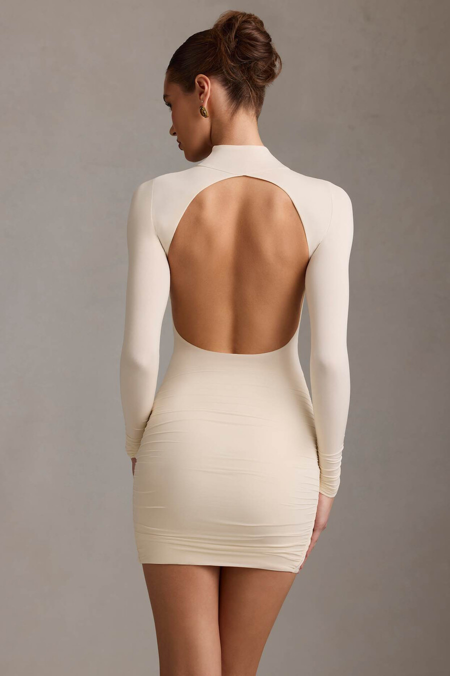 vestido curto de gola alta com decote nas costas e franzido na cor marfim