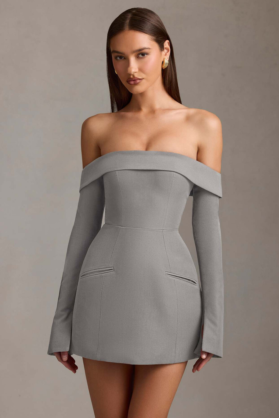 vestido curto estruturado em linha a com ombros à mostra na cor cinza.