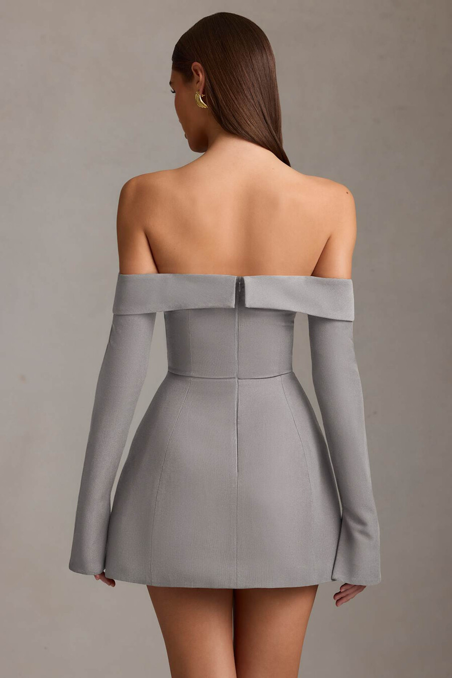 vestido curto estruturado em linha a com ombros à mostra na cor cinza.