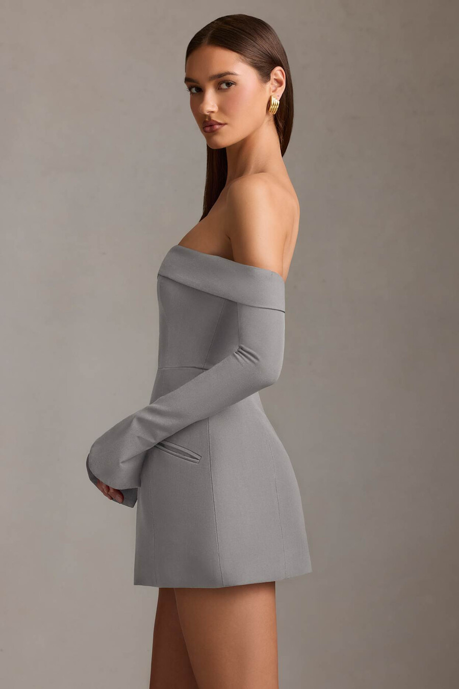 vestido curto estruturado em linha a com ombros à mostra na cor cinza.