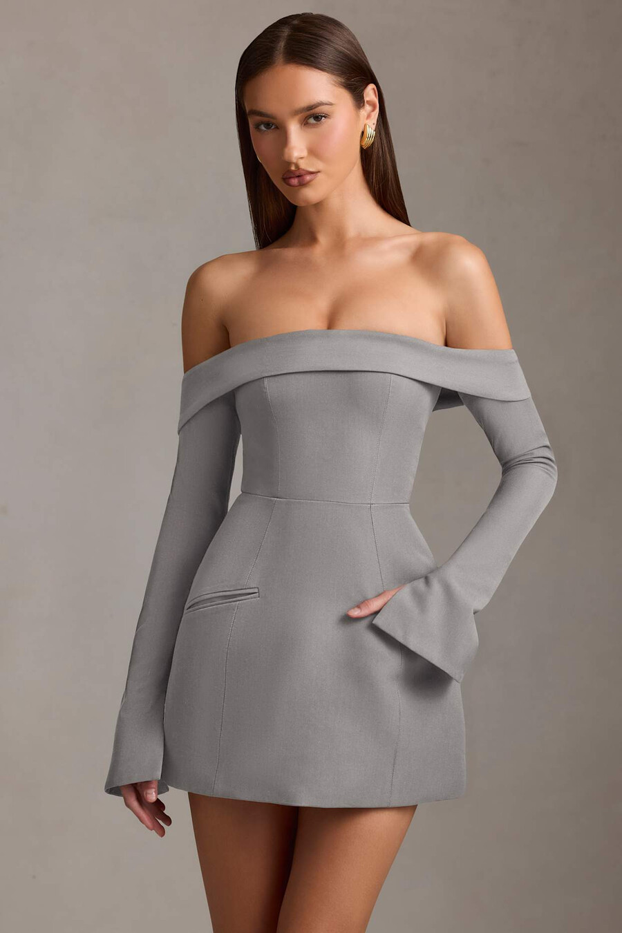 vestido curto estruturado em linha a com ombros à mostra na cor cinza.