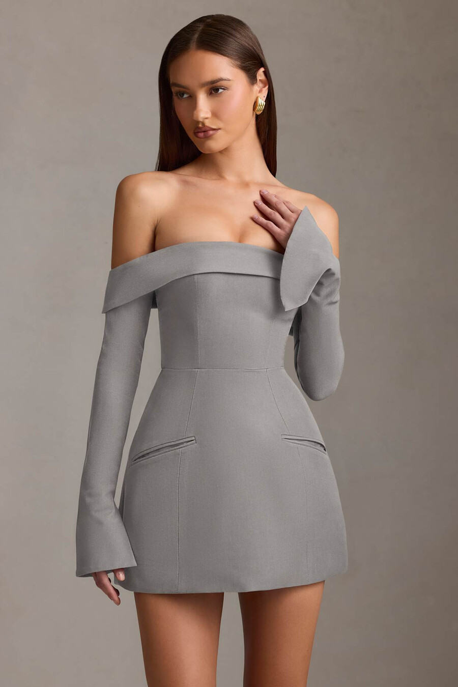 vestido curto estruturado em linha a com ombros à mostra na cor cinza.