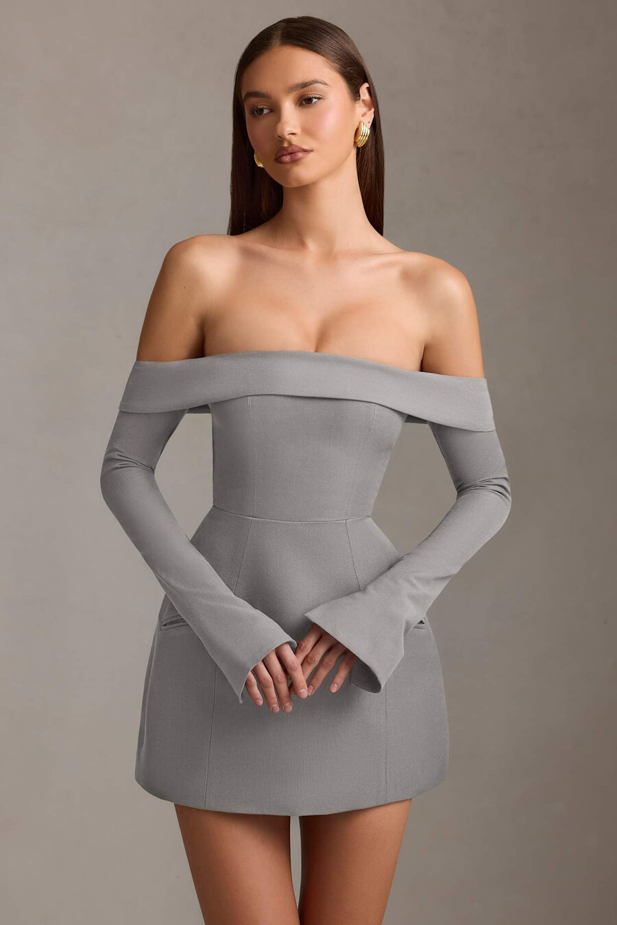 vestido curto estruturado em linha a com ombros à mostra na cor cinza.