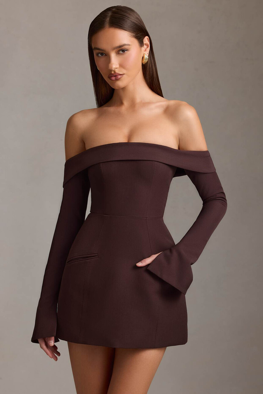 vestido curto estruturado em linha a com ombros à mostra na cor marrom chocolate