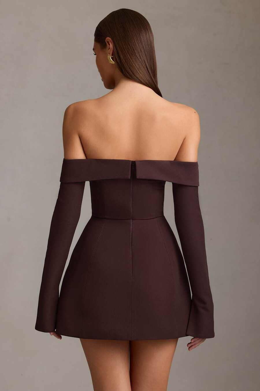 vestido curto estruturado em linha a com ombros à mostra na cor marrom chocolate