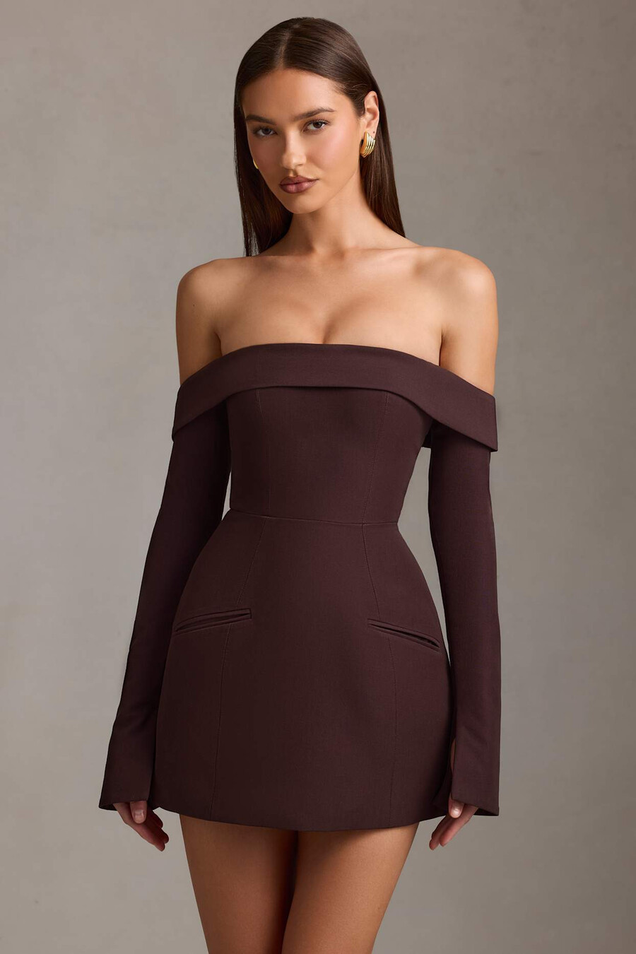 vestido curto estruturado em linha a com ombros à mostra na cor marrom chocolate