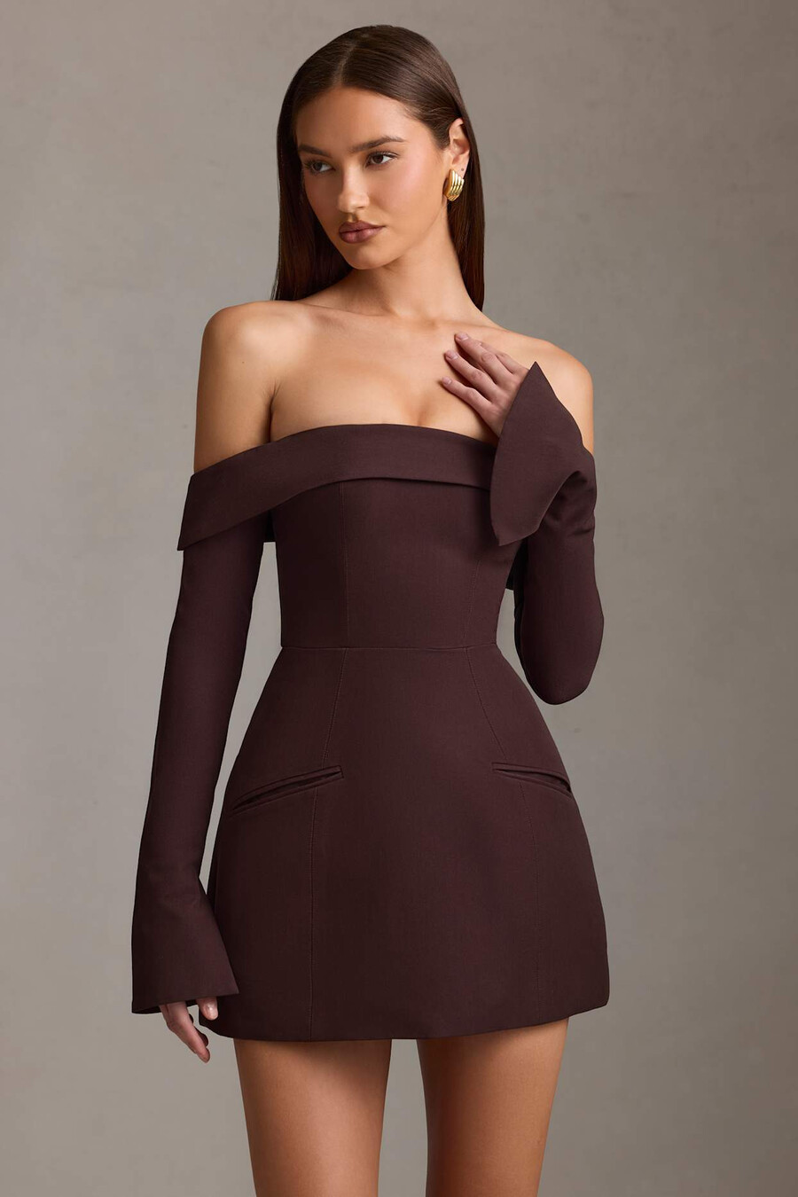vestido curto estruturado em linha a com ombros à mostra na cor marrom chocolate