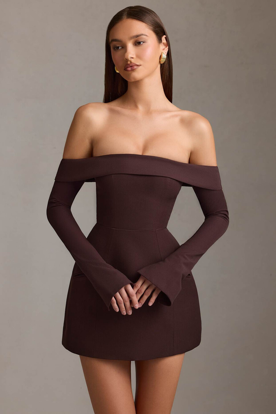 vestido curto estruturado em linha a com ombros à mostra na cor marrom chocolate
