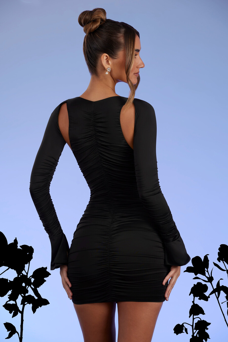 vestido curto preto com decote profundo e drapeado.