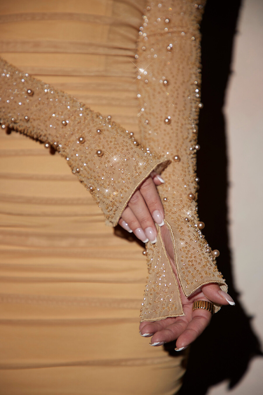 vestido curto de manga comprida com detalhes dourados