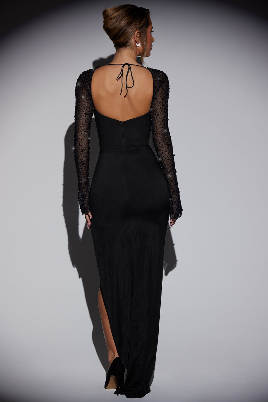 vestido longo preto com fenda lateral e detalhes bordados.