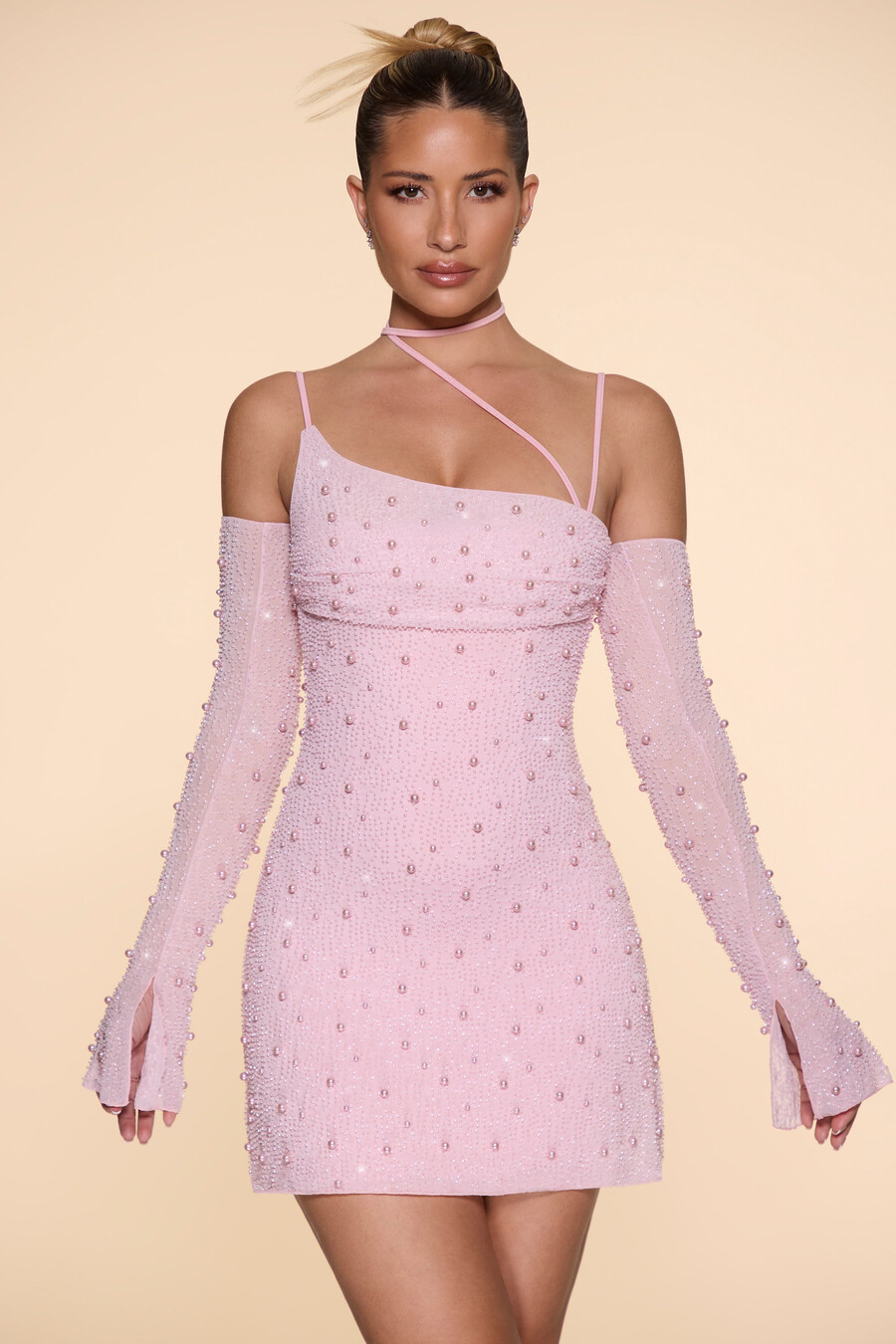 vestido curto assimétrico com corpete bordado na cor rosa claro.