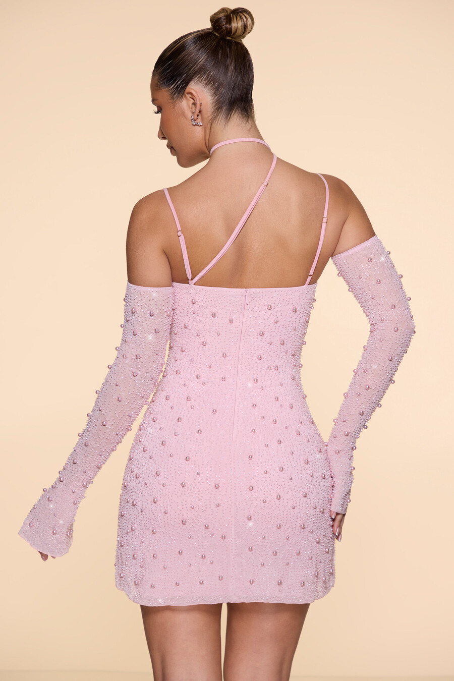 vestido curto assimétrico com corpete bordado na cor rosa claro.